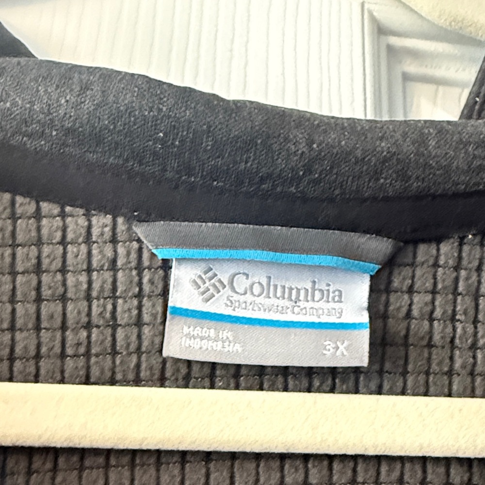 Columbia Men's Black Quarter-Zip Pullover - Picture 2 of 3